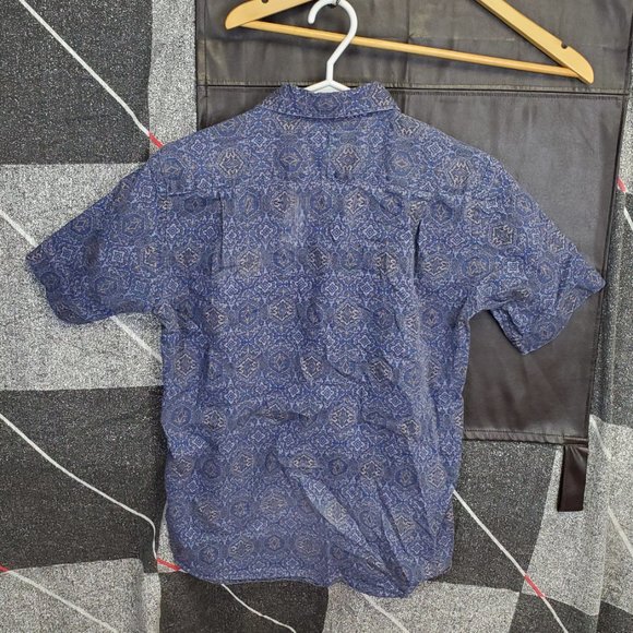 Uniqlo kids button down shirt Youth size S (guess around 6 - 10) - Picture 3 of 3